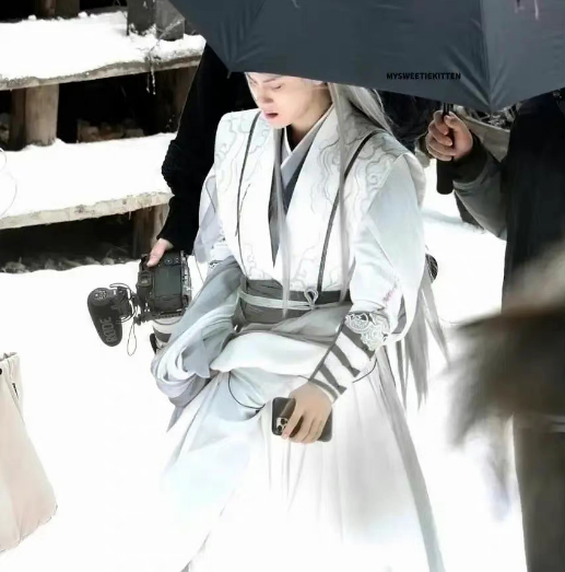 张晚意白色婚服,檀健次银发劲装,杨紫灵动俏皮!你被谁惊艳了?