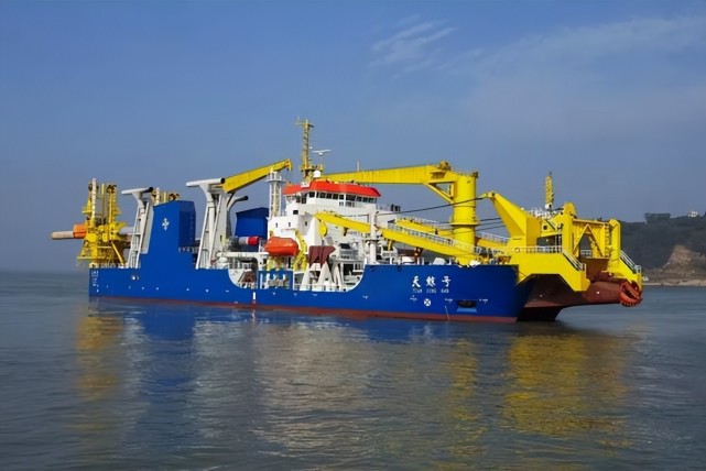 图为"天鲸号"填海造陆,是临海国家和地区开发海洋油气资源的重要工程.