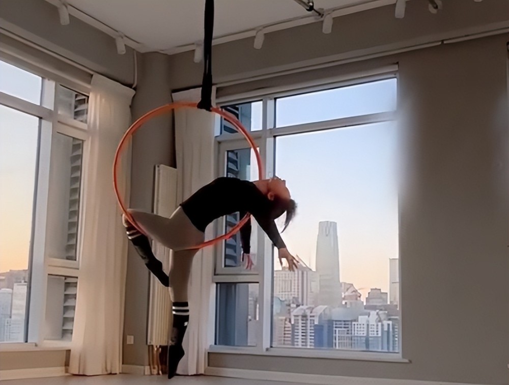 性感女神柳岩跳钢管舞!穿高跟鞋大步走不怕摔,双腿白嫩纤细修长_腾讯