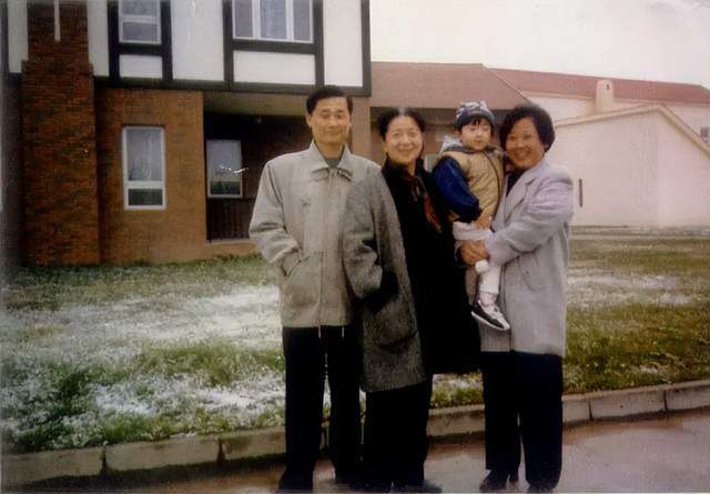 1997年北京 姐姐常沙娜和常嘉陵夫妇及外孙女合影在常书鸿百年诞辰的