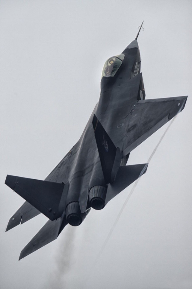 歼35再度现身,标准涂装加隐身涂层,锯齿状喷管或是矢量发动机