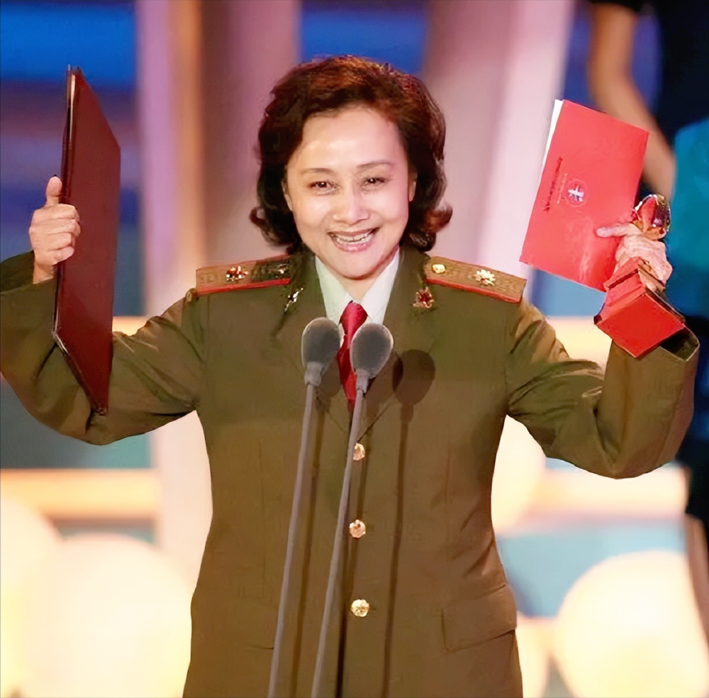 著名演员黄梅莹命运坎坷凭渴望走红与小两岁初恋丈夫相守到老