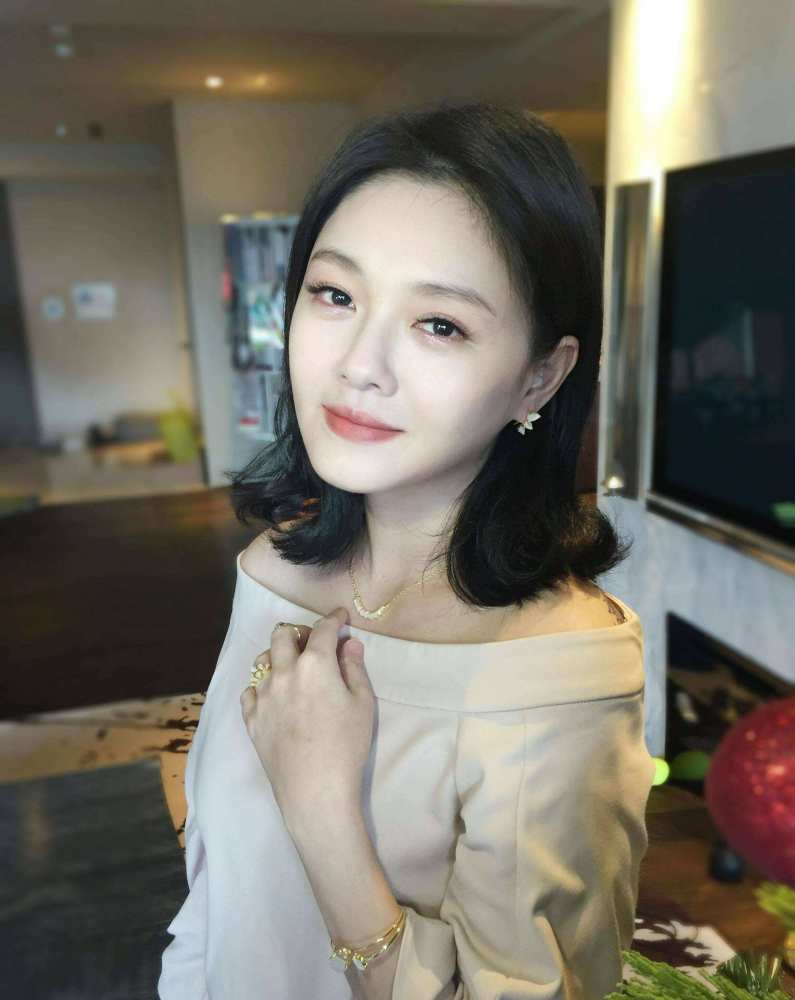 虽是亲姐妹,五官类型却大不同,大s聚拢,小s分散,化妆重点更不一样插图