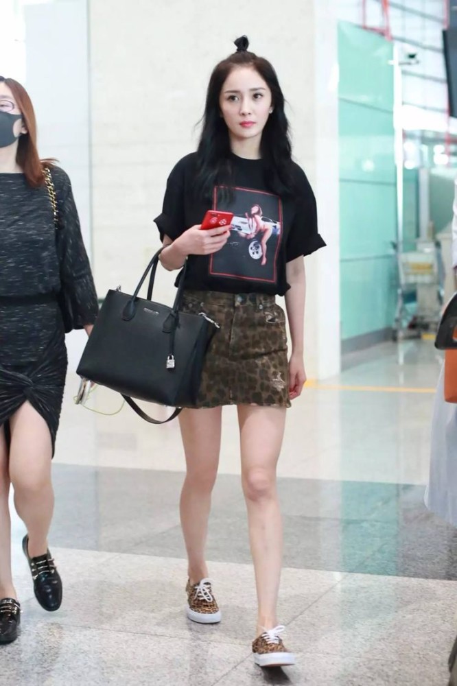 用一双帆布鞋就能搞定时髦穿搭?杨幂穿出少女感,吴宣仪秀甜酷风插图14