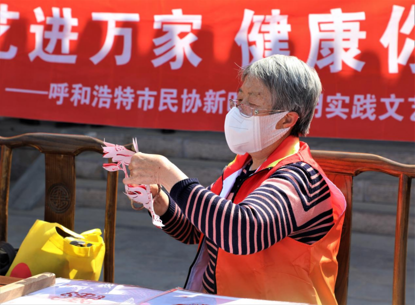 表演者王占昕,王舜表演二人台对口呱嘴《走在幸福的大路上》演唱者
