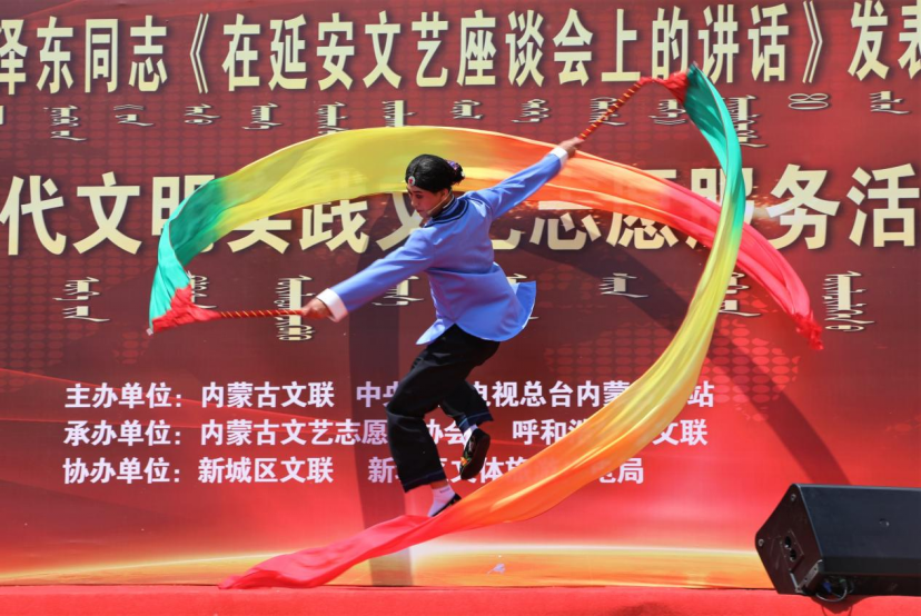 表演者王占昕,王舜表演二人台对口呱嘴《走在幸福的大路上》演唱者