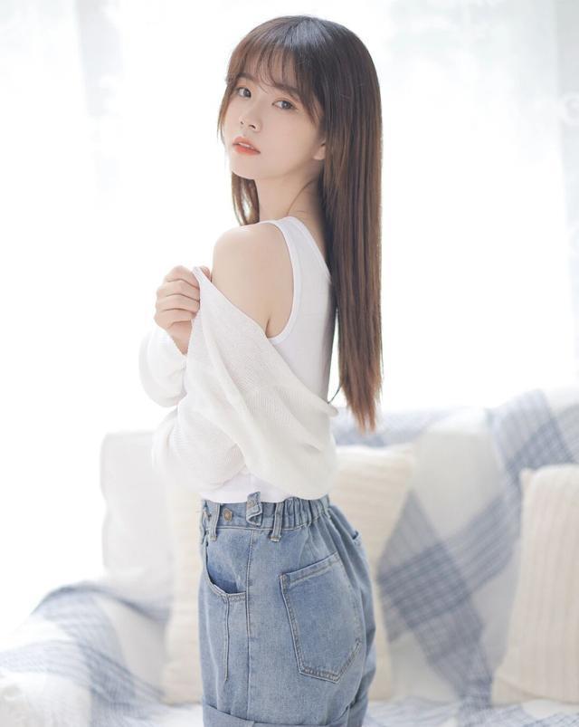 白色吊带背心搭配短裤真的很清爽,美女长相清纯好看,相得益彰