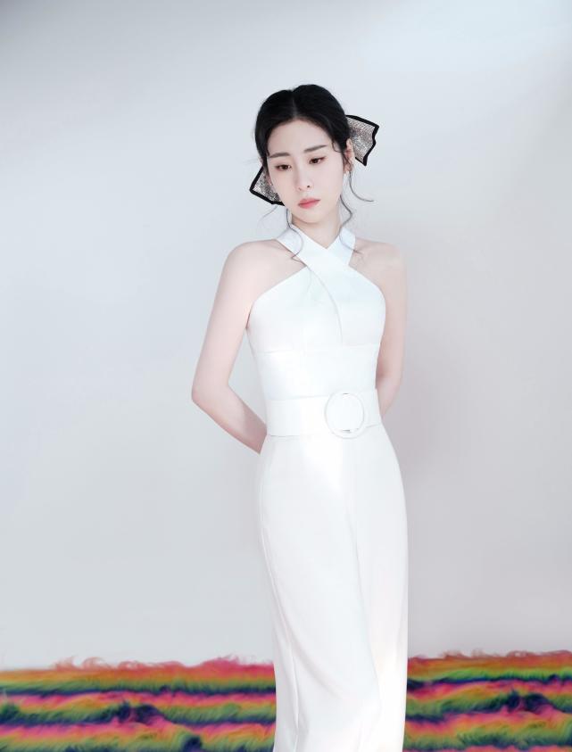 张碧晨身着纯白色交叉领无袖上衣出镜,仙气都要溢出屏幕啦