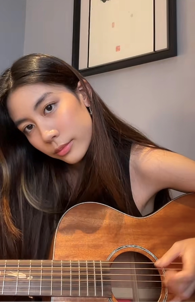 巫启贤22岁女儿美国庆生五官精致似混血皮肤黝黑身材苗条