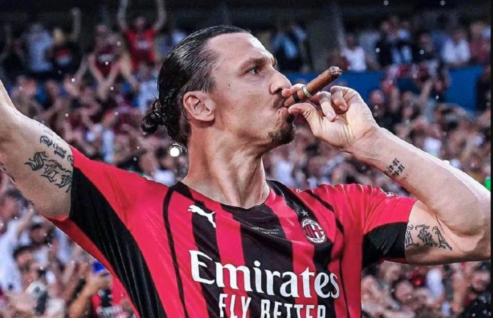 装杯之王伊布叼雪茄拎香槟走出霸王步来到球场中央全场山呼万岁