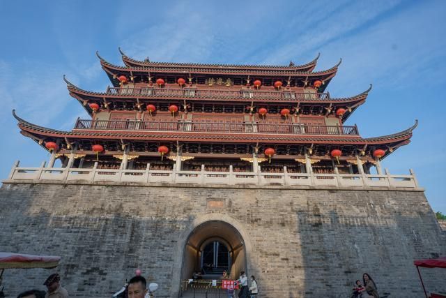 广济门城楼是潮州古城七门中最巍峨壮观的一座.