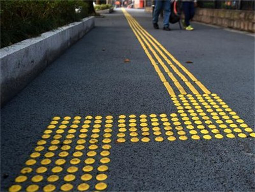 【大公观察】盲道变"忙道",盲人应该往哪儿走