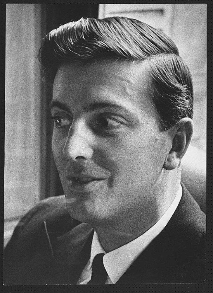 而我清楚地记得前两天520时,她明明是将男友送给她的"纪梵希"的口红