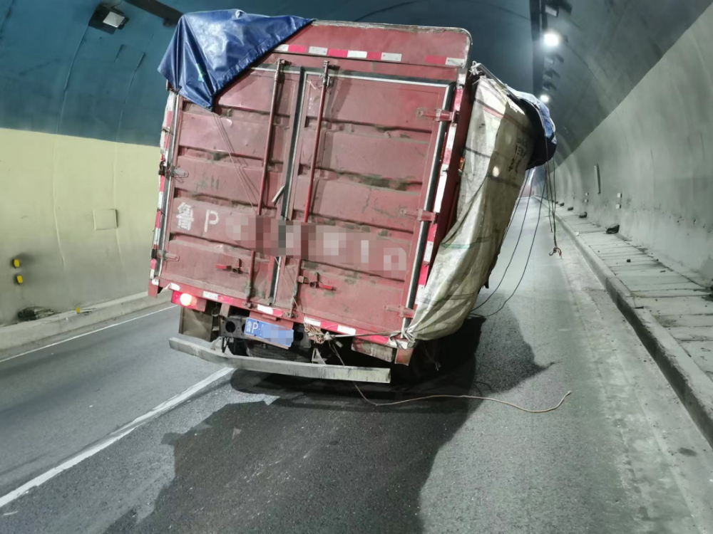 深夜藍牌貨車撞上隧道邊溝後爆胎 分心駕駛惹的禍|一線微觀