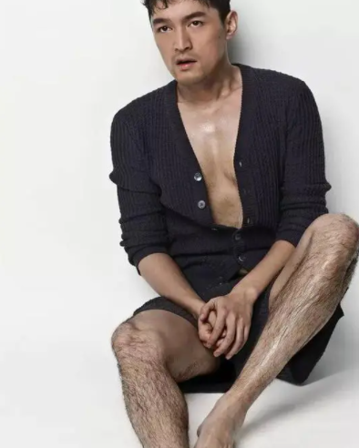 胡歌茂密的腿毛,在之前拍写真时就曾露出过,当时就引起了不少网友的