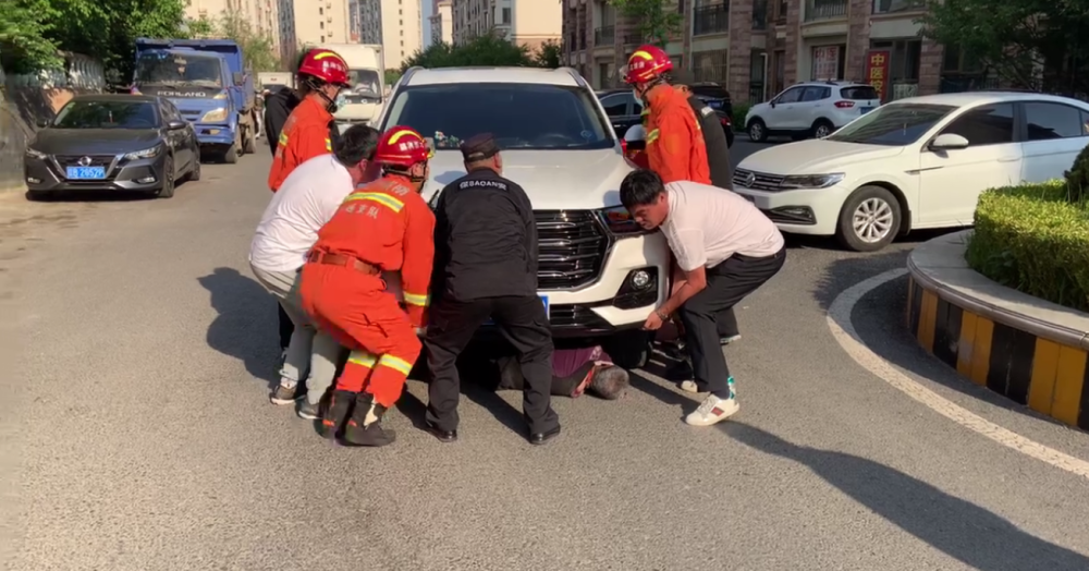 大连一老人被卷到车下众人合力抬车救人