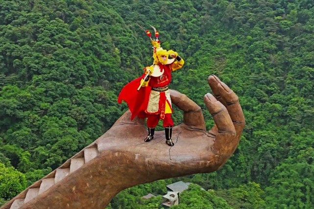 步步惊心,悬崖秋千,滑翔飞翼,天空之梯,通天神掌等精彩项目和网红景点