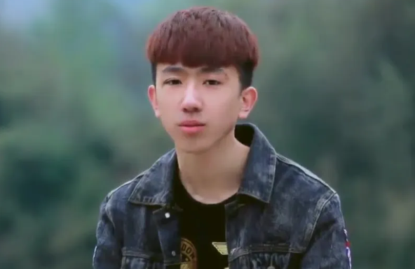 变形计张迪官宣结婚新娘是自己助理婚礼冷清被质疑假结婚