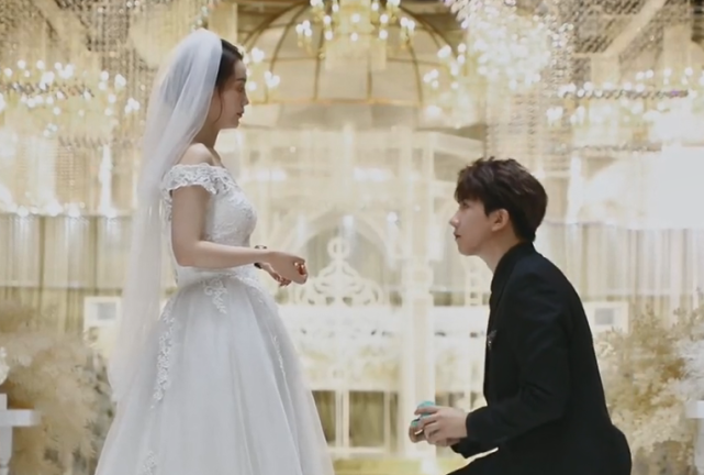 变形计张迪官宣结婚新娘是自己助理婚礼冷清被质疑假结婚