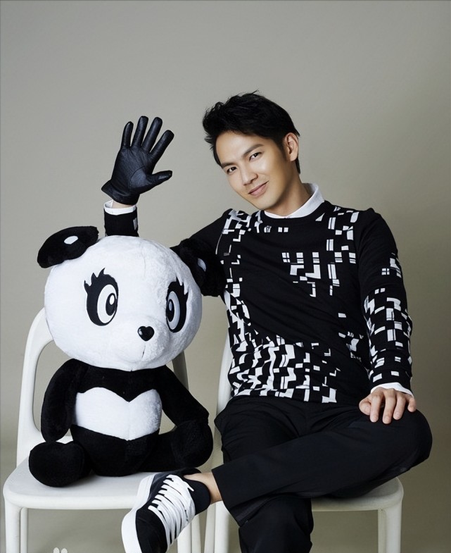 疑似钟汉良老婆探班被拍,男方雨中撑伞照顾女方,两人传秘婚多年