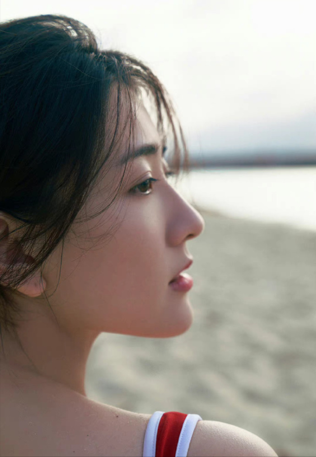 90花梁洁太会穿了,牛仔背带裤可以露腰,侧颜让人心动