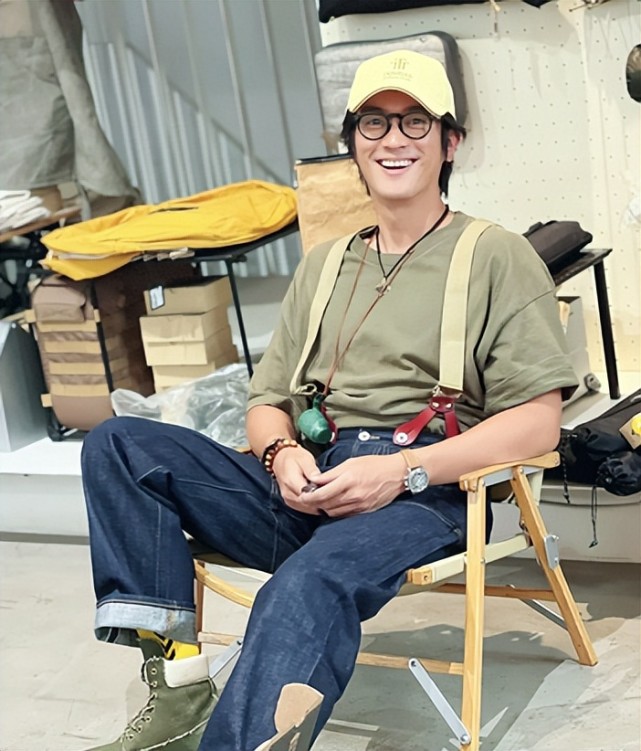 霍思燕杜江露营被偶遇!脚蹬7000元拖鞋好贵气,杜江头发太长显沧桑