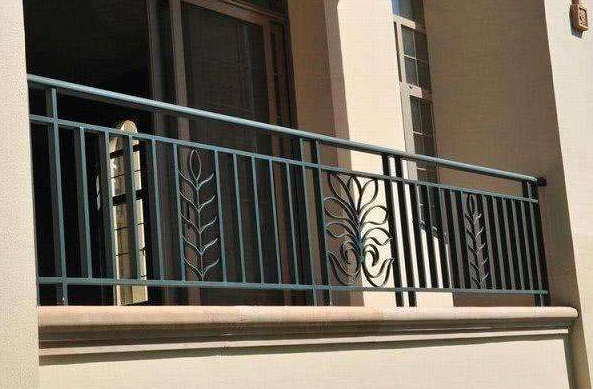 开发商装的阳台栏杆要更换吗?装修前一定要了解,不然将来吃大亏