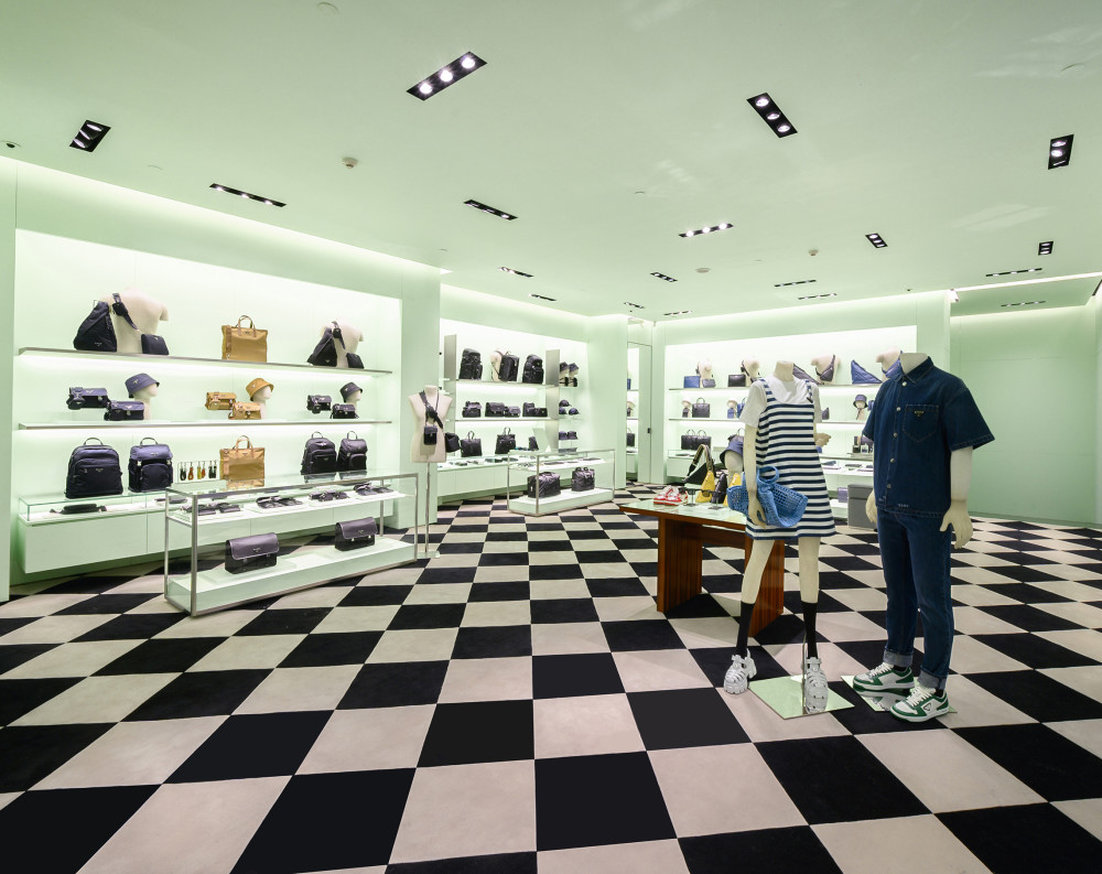 prada重庆wfc精品店崭新启幕_腾讯新闻