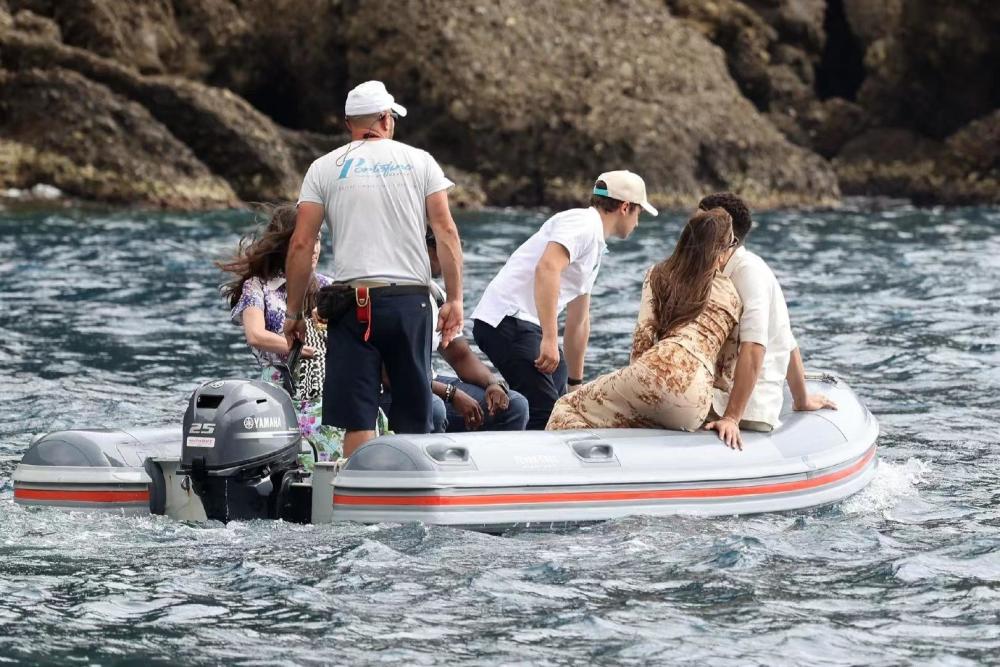 26岁肯豆与nba德文布克牵手穿旗袍裙身姿挺拔年下男友全程呵护