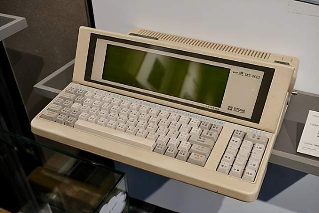 当时,四通垄断了80%的国内办公设备市场,但他们生产的打字机只是显示