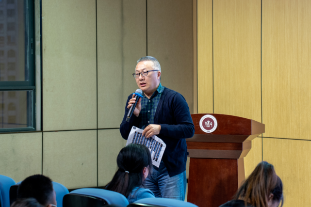 重庆八中宏帆初级中学副校长刘剑平宣读比赛结果(央广网发 重庆八中