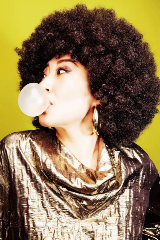 张蔷:事业巅峰退圈结婚,两段婚姻两个孩子,54岁归来依旧是女王