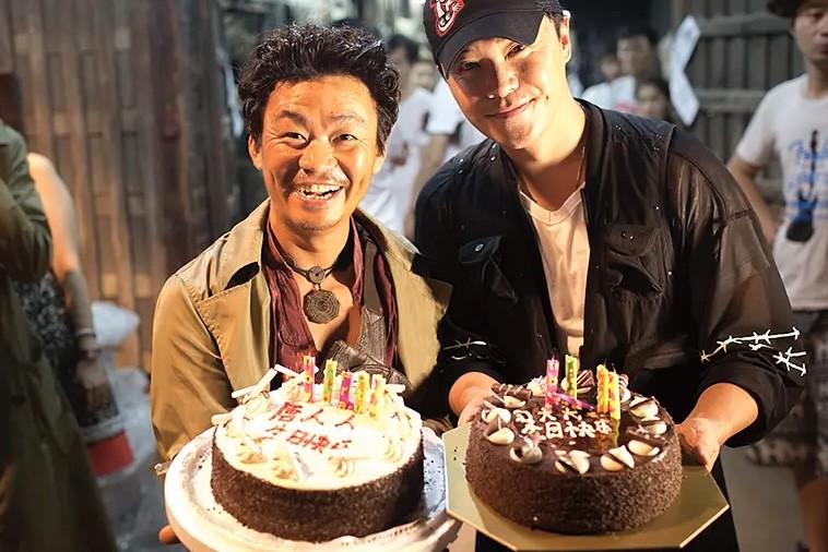 陈思诚探班王宝强新片现场兄弟搞怪太默契两人合作票房近90亿