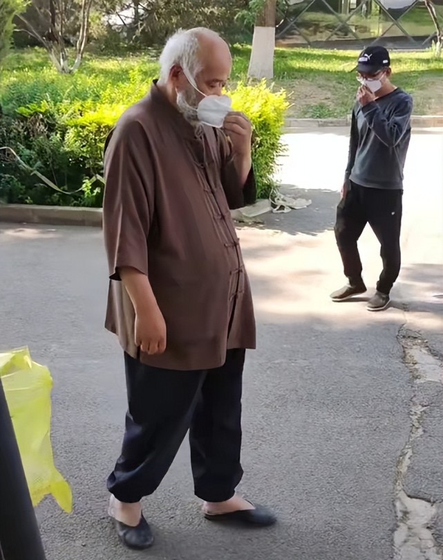 67歲李琦近況曝光,穿破洞衣服做核酸檢測,全程聽指揮配合工作