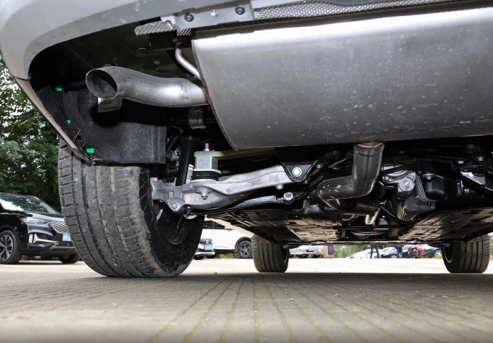 底盘方面,沃尔沃xc90采用了前置四驱的驱动形式,悬架则配备了前双叉臂