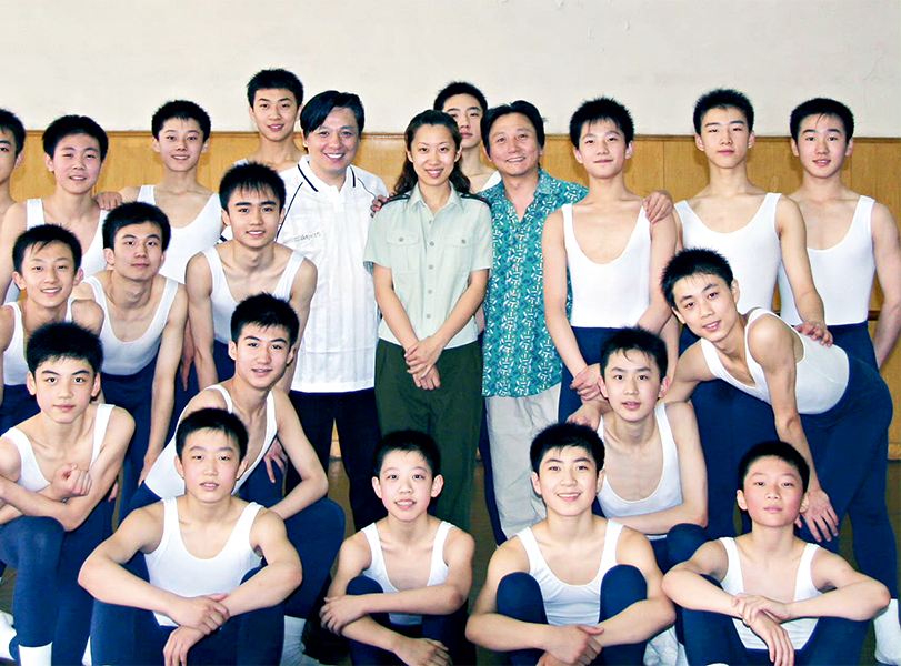 在军艺上学期间杨洋与老师同学们合影