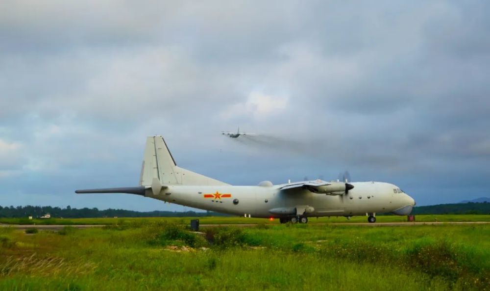 海天砺剑｜海军航空兵某团开展多课目飞行训练