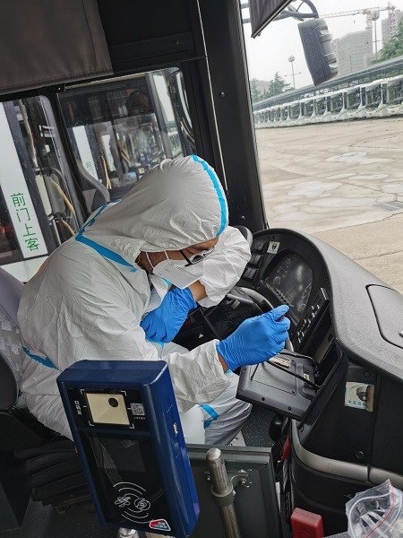 上海部分公交语音报站器有更新提醒乘客主动扫场所码