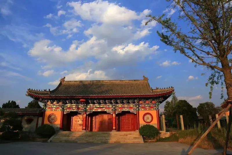 女媧泉溫泉度假酒店就座落在東山潼關古城景區南線溫泉養生區,據