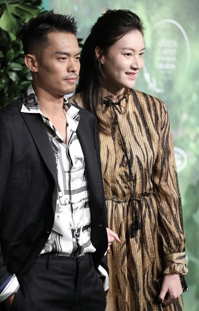 林丹和妻子看着也太恩爱了吧,谢杏芳穿着一身虎纹的