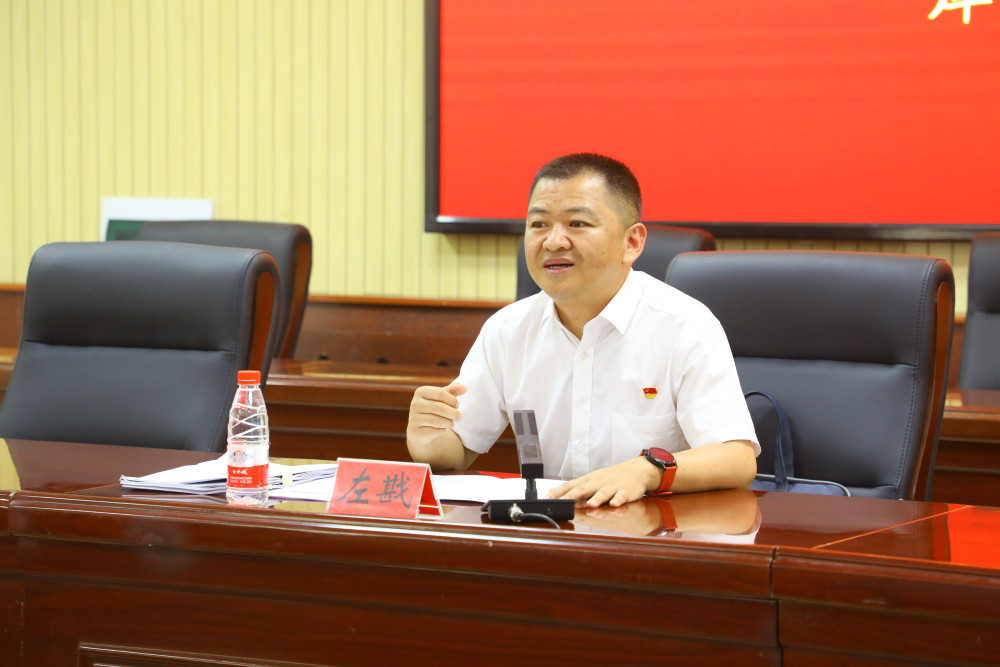 乡党委书记殷青元说"各科室,站所要把学习贯彻落实自治区党委十届三