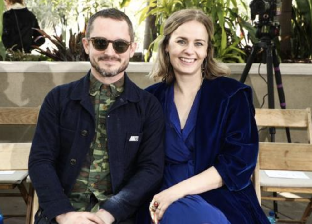 伊利亚·伍德和哈利·波特的扮演者丹尼尔·雷德克里夫一样都是娃娃脸