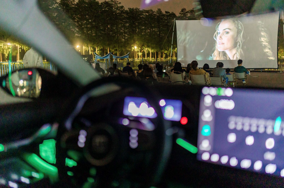 "星空下的告白"楚天音乐广播x极氪汽车 露天电影计划圆满达成_腾讯