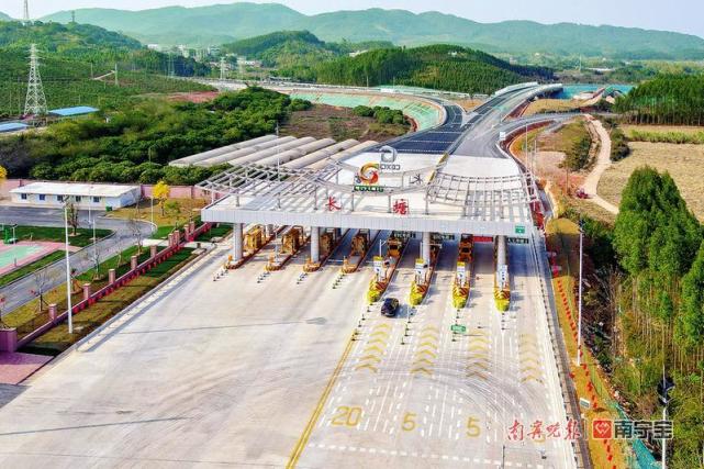 武鸣,叮当,坛洛等重要县城和乡镇,目前南宁二环高速公路已通车4段