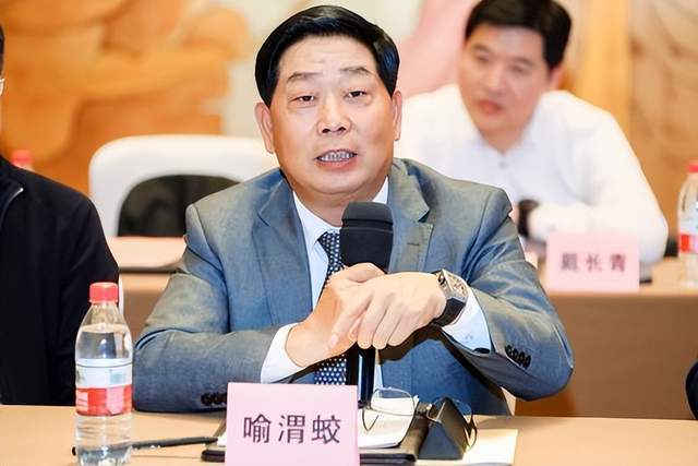 2000年5月,34岁喻渭蛟向亲友借钱筹款了5万元,带着装修公司的17个员工