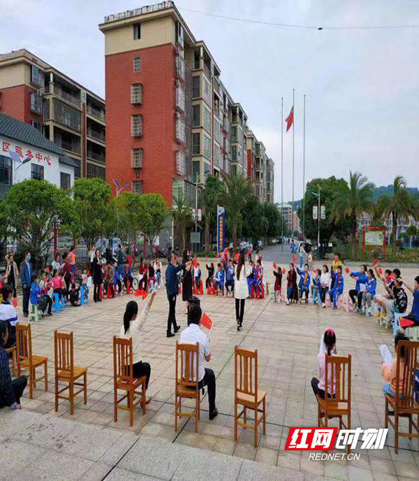 5月20日,衡南县向阳桥街道在新时代禁毒文化广场开展"大手牵小手"禁毒