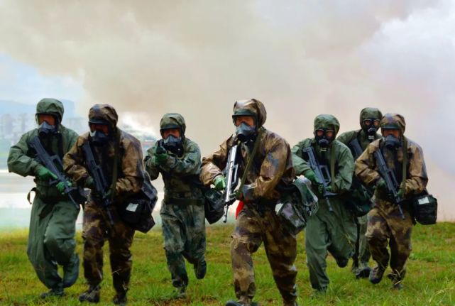 防化兵他们就是被称为"降魔神兵"的与毒共舞,逆行向前他们直面危险