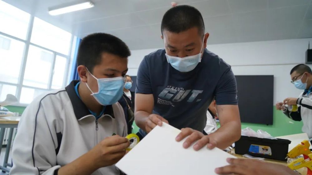 哈密首家"小平科技创新实验室"来八中啦_腾讯新闻