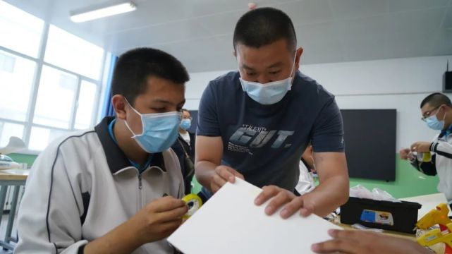 哈密首家"小平科技创新实验室"来八中啦