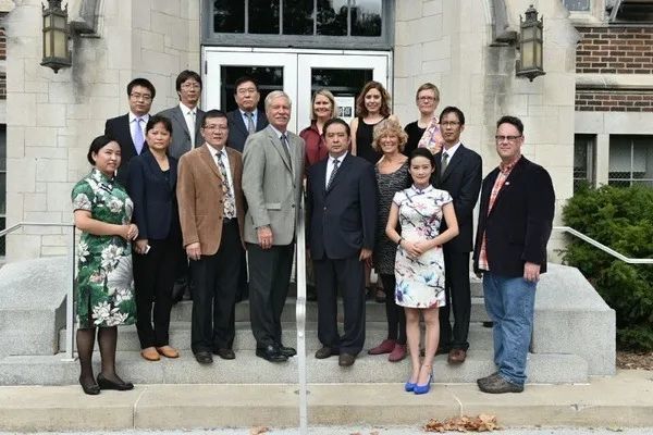 第九届世界冶金史大会▲副研究馆员姚艳燕与法国学者讨论合作研究二